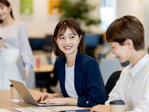 株式会社エントランス 営業／月給35万円～／完週休2日制／フレックス有／ネイル自由