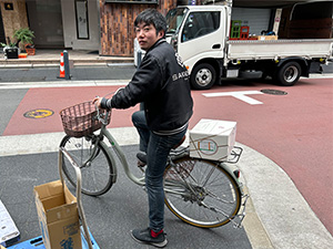 株式会社栄家本店 配達・仕分／車運転なし／未経験歓迎／月給30万円～／定時退社