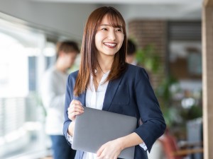 コクヨアンドパートナーズ株式会社(コクヨグループ) 総務事務／未経験歓迎／六本木駅直結／17時半までに退社可