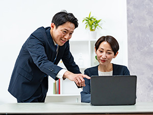 株式会社日本石材 経理（管理職補佐）／月給36万円～／業種未経験可／賞与年2回