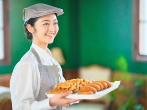 株式会社ファボリ（sweets shop FAVORI PLUS／Helvetica donut） 生ドーナツの製造職／未経験歓迎／賞与年2回／残業月10H以下