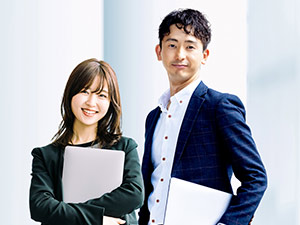 株式会社イーストアンドウエスト 採用アシスタント／英語力を活かして月給40万円～／土日祝休