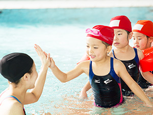 株式会社イナホスポーツ(スウィンみよしスイミングスクール) レア求人／未経験歓迎／子どもスイミングコーチ／残業無