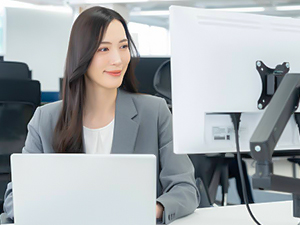 株式会社レスメッド 経理／年休120日／残業月10h程度／月給33万円以上