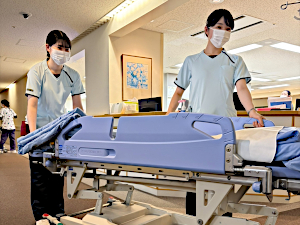 学校法人慈恵大学（東京慈恵会医科大学附属病院（本院）） 大学病院の看護補助／未経験歓迎／資格不要／夜勤無／賞与年2回