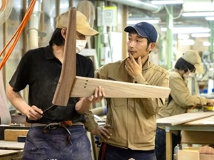 ナガノインテリア工業株式会社 家具職人／未経験歓迎／のどかな朝倉勤務／土日祝休／賞与年2回