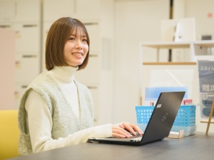 コクヨアンドパートナーズ株式会社(コクヨグループ) 受付コンシェルジュ／未経験歓迎／残業なし・3月入社歓迎