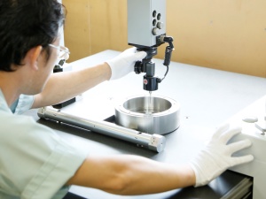 有限会社丸山製作所 機械オペレーター／未経験歓迎／夜勤なし／土日休み