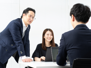 株式会社ナルネットコミュニケーションズ【グロース市場】 内勤営業／年休123日／土日祝休／残業少なめ／賞与年2回