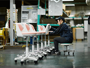 東海金属工業株式会社 作業スタッフ／家具メーカー／年間休日120日／残業ほぼなし