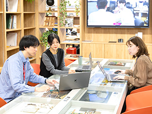 オフィスコム株式会社(PLUSグループ) 自社ECサイトのUI・UXデザイナー／年休125日／在宅OK