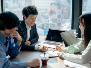 株式会社ハハハラボ Webマーケター／賞与3ヶ月分／土日祝休み／年休125日