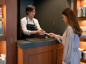 カソク株式会社 ホテル支配人候補／賞与年2回／年休120日／月給25万円以上
