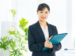 医療法人社団慶晃会 秘書／未経験歓迎／年休123日／残業月5h／美容施術の社割有