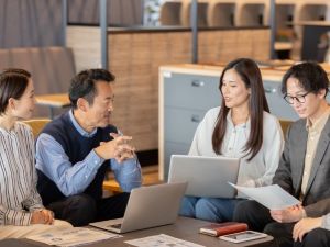 株式会社テイ・グラバー サインデザイナー／年間休日124日／資格取得支援／残業20h