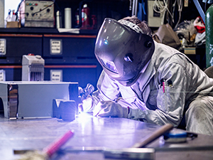 岐阜工業株式会社 建築金物の製造職／土日祝休み／年収600万円以上も目指せる