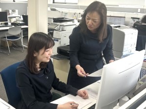 宝シール工業株式会社 営業サポート事務／基本定時退社／年間休日120日／土日祝休