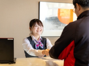 小田原箱根観光株式会社 フロントスタッフ／未経験歓迎／残業少なめ／食事手当あり