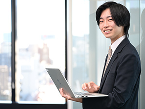 株式会社ユニコーンテクノロジー ITエンジニア／前職給与保証／年間休日130日／適時昇給制度