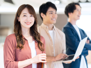 株式会社メカロスタッフ 営業／アシスタントから／未経験歓迎／土日祝休／年休125日