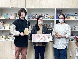 株式会社紙宇宙(クロバー株式会社のグループ会社) ペーパーアイテム専門の企画職／年休124日／月給25万円以上