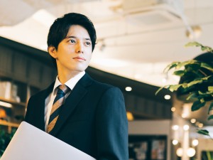 サカイトレーディング株式会社 法人ルート営業／新規なし／年間休日125日／月給26万円以上