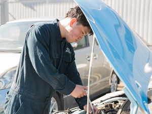 オトロンカーズ株式会社(オートバックスセブングループ) 鈑金塗装／月給33万円～／賞与最大6回支給／残業・転勤ナシ