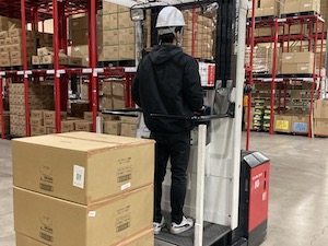 ロジスティクスワールド株式会社 フォークリフト作業員／月残業10時間以下／基本土日休み