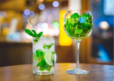 有限会社スリーハンドレッドバー 銀座BAR店長候補／月給50万円～／銀座の夜をもっと面白く