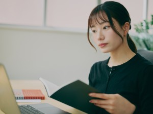 株式会社サンコミュニケーションズ 総務アシスタント／土日祝休／基本定時退社／連休可／面接1回