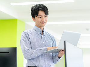 株式会社首都圏物流 経理／管理職／月給42万円～／賞与年2／転勤なし／駅徒歩3分