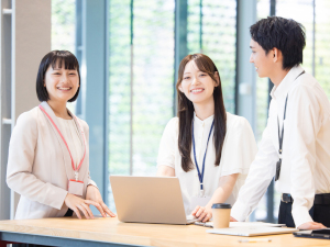 ワールドエンタプライズ株式会社 航空業界の事務職／月給25万円～／賞与年2回／基本土日休