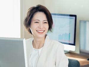 Ｅｍｅｒａｌｄ株式会社 財務マネージャー／月給66.6万円~／年休125日／土日祝休