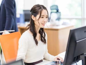ラング株式会社 広告代理店の営業事務／未経験歓迎／年休120日／残業月10h