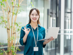 ＡＧエキスパート株式会社(AGCグループ) ITサポート／服・髪型・ネイル自由／未経験歓迎／年休121日
