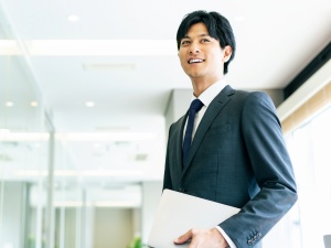 カンタム・ウシカタ株式会社 レーザーの技術職／年俸800万円可／年休126日／土日祝休み