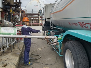 日栄工業株式会社 石油プラントの現場スタッフ／未経験歓迎／賞与実績4.3カ月分