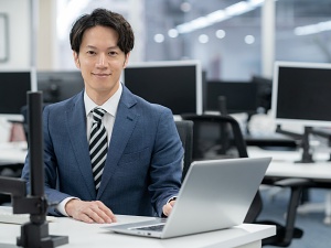 株式会社ワイズマート 社内情報システム／賞与4.1カ月／月収30万円超／創業51年