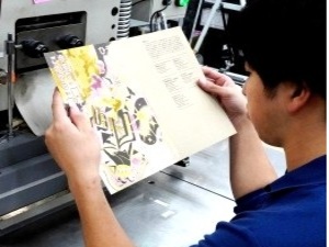 有限会社コスモテック 特殊印刷加工の職人（箔押し）／年休127日／土日祝／賞与3回