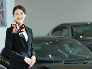 株式会社バージョングループ 高級車ショールームの受付事務／年休120日以上／残業ほぼなし