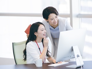 西東京ケミックス株式会社(アイカ工業のグループ会社) 貿易事務／英語力不問／賞与5カ月分／残業少なめ／年休122日