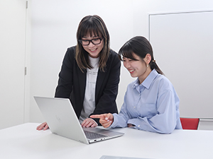 株式会社エディア【スタンダード市場】 労務・総務／年休125日／土日祝休み／残業5h未満／週2在宅