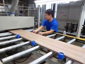 株式会社綾野製作所 家具の製造スタッフ／来年から完休2日制・年休120日以上へ