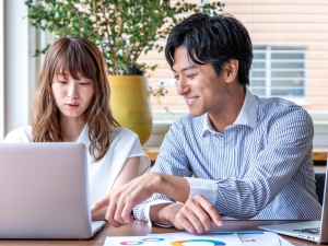 株式会社カーゾック 総合職（管理部門系）／未経験歓迎／賞与3.6カ月／服装自由