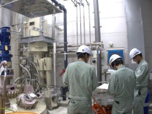 神戸天然物化学株式会社【グロース市場】 有機合成の製造／未経験歓迎／年休128日／賞与実績4.2カ月