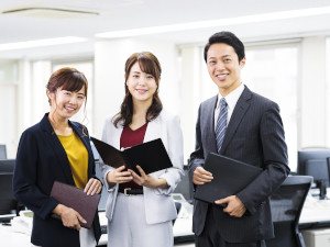 Ｅｍｅｒａｌｄ株式会社 事務アシスタント／年休125日／土日祝休／月給33万円以上