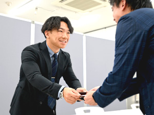 株式会社ビックカメラ【プライム市場】 法人営業／未経験歓迎／飛び込みナシ／土日祝休／月給28万円～