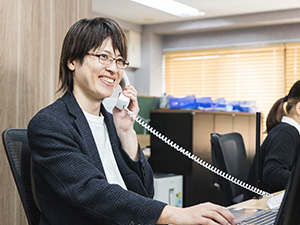株式会社スリー・シップス 営業事務（スタッフ管理）／月給30万円～／社会人未経験も歓迎