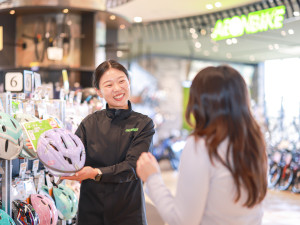 イオンバイク株式会社(イオンリテール株式会社100%出資子会社) 店舗スタッフ／年間休日120日以上／月残業17h／賞与年2回