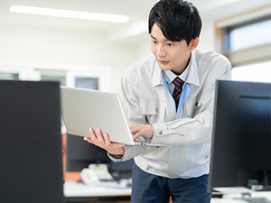 桃栄金属工業株式会社 社内SE（ITサポート・総務）／賞与年3回／年休120日